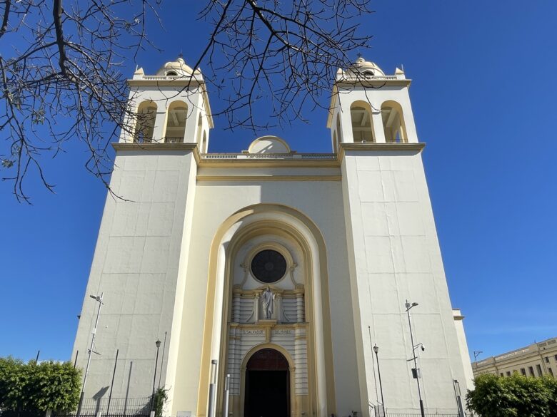 サンサルバドルのメトロポリタン大聖堂（Catedral Metropolitana de San Salvador）の白い外観