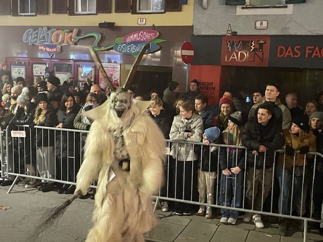 KufsteinクーフシュタインのクランプスKrampusパレードに集まる人たちとクランプス