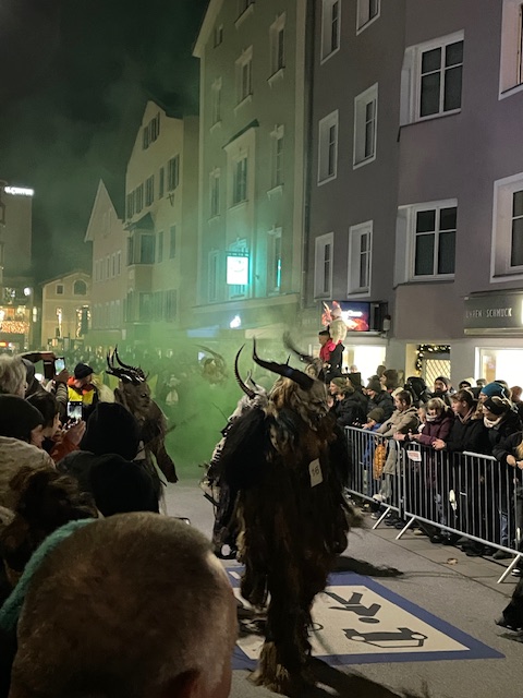 KufsteinクーフシュタインのクランプスKrampusパレードに集まる人たちとクランプス