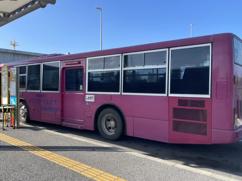 下地島空港から宮古市内への路線バスはピンク