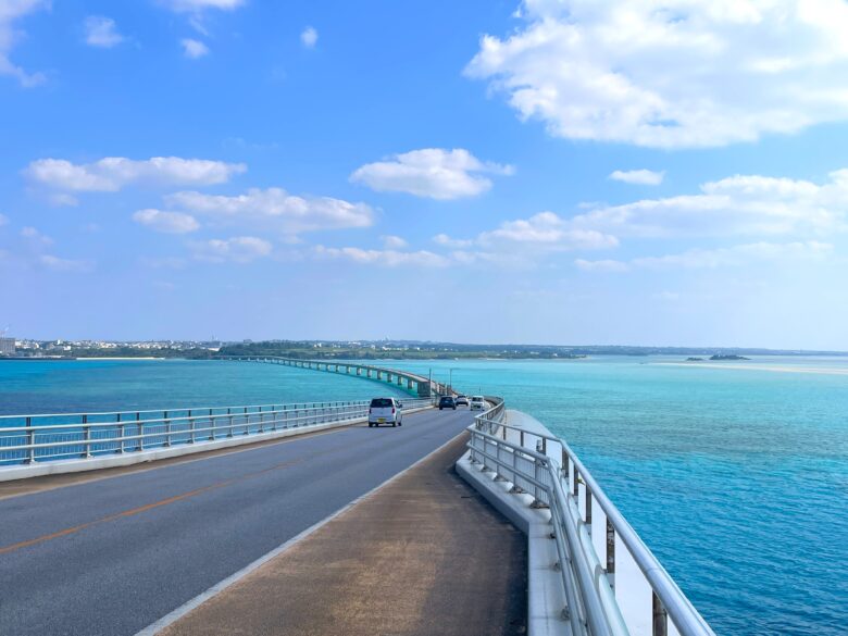 伊良部大橋の上から眺める美しい宮古島の青い海